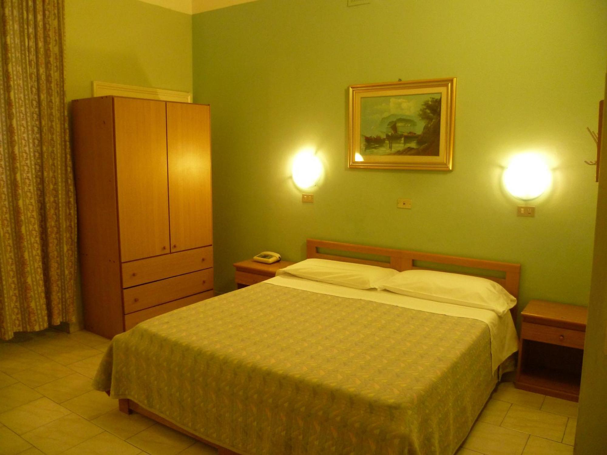 Hotel Pensione Romeo Бари Экстерьер фото