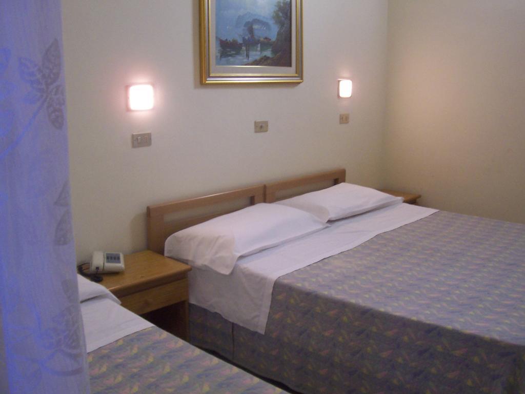Hotel Pensione Romeo Бари Номер фото