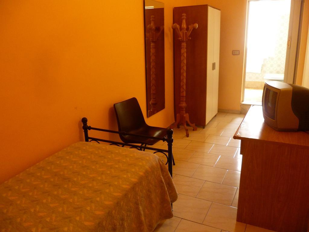 Hotel Pensione Romeo Бари Номер фото