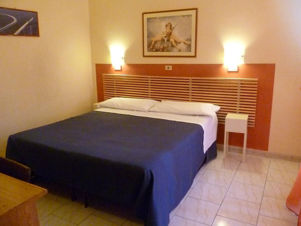 Hotel Pensione Romeo Бари Номер фото