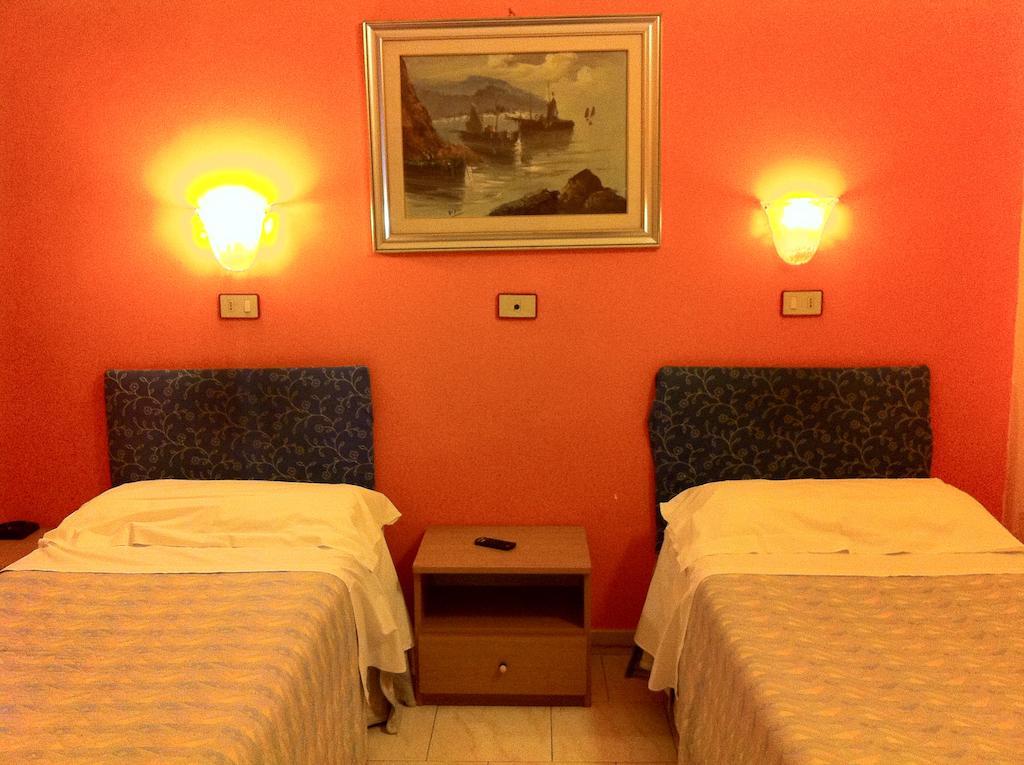 Hotel Pensione Romeo Бари Номер фото
