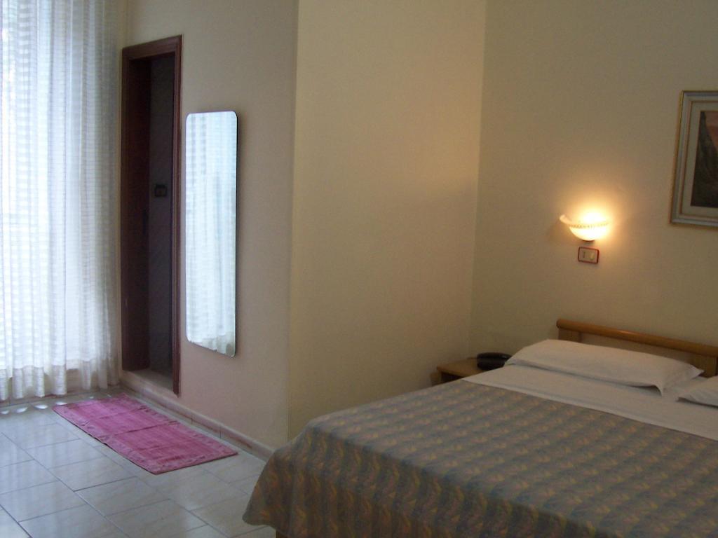 Hotel Pensione Romeo Бари Экстерьер фото