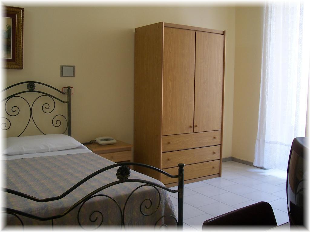Hotel Pensione Romeo Бари Экстерьер фото