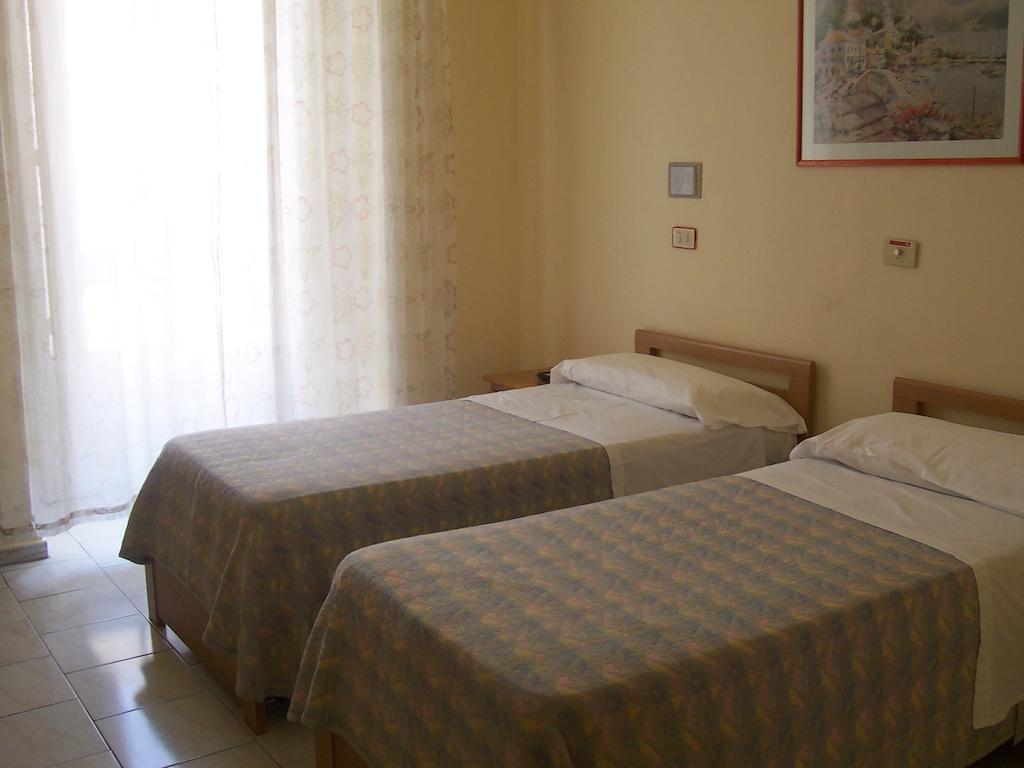 Hotel Pensione Romeo Бари Экстерьер фото